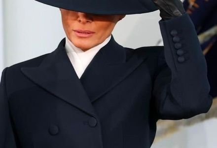 جنجال لباس همسر ترامپ در مراسم تحلیف / دونالد و ملانیا یکدیگر را نبوسیدند / عکس